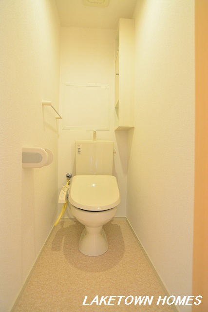 トイレ　扉付きの収納がある温水洗浄暖房便座付のトイレです。