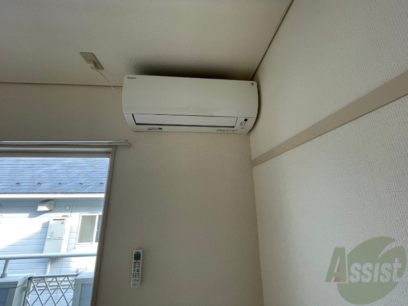 その他設備　こちらはエアコンになります。他の部屋にもう１台付いています。