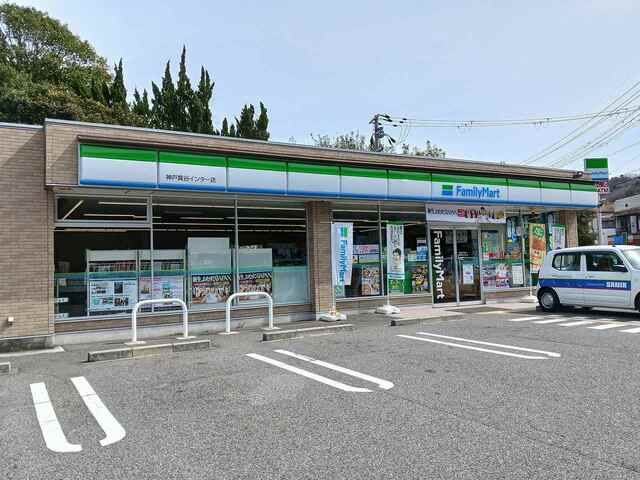 コンビニ　ファミリーマート様（コンビニ）まで320m