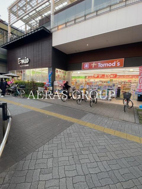 ドラックストア　トモズ Emio東久留米店（ドラッグストア）まで697m