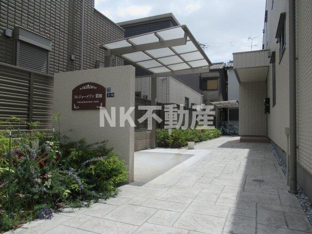 エントランス　落ち着いたエントランスです