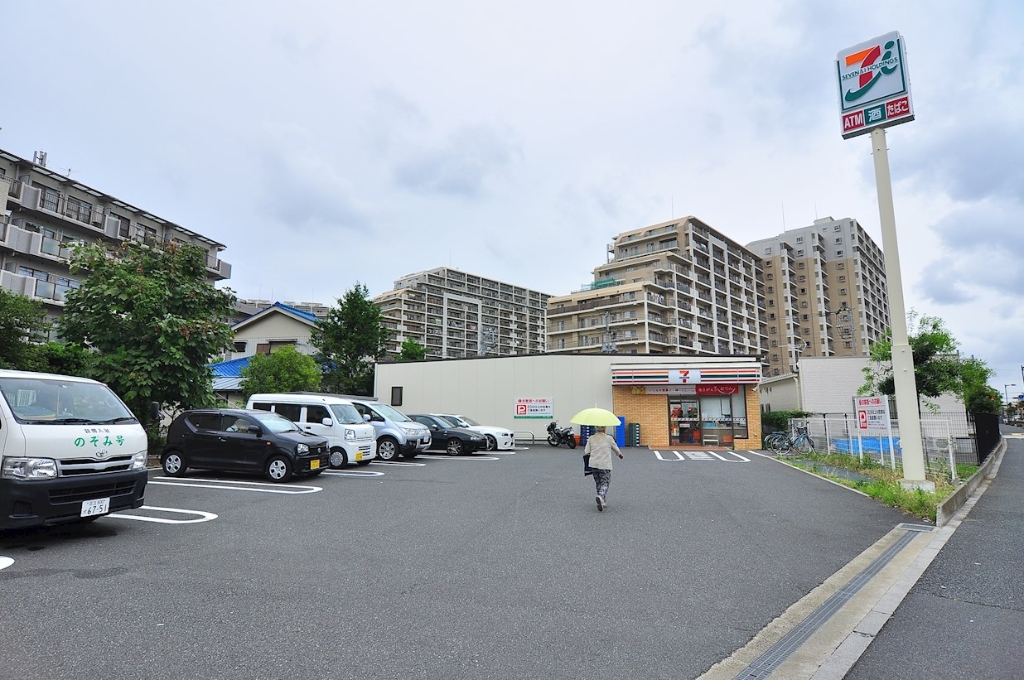 コンビニ　セブンイレブン にいじゅく店（コンビニ）まで745m