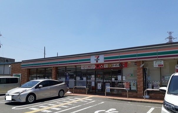 コンビニ　セブンイレブン様（コンビニ）まで700m