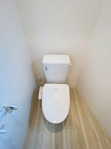 トイレ　落ち着いた色調のトイレです