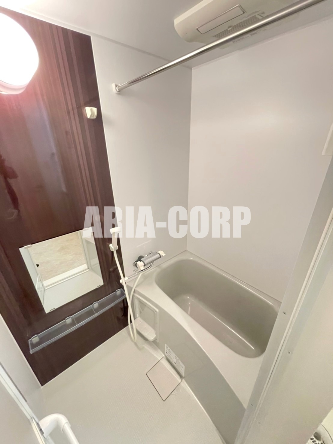 バス・シャワールーム　浴室乾燥機付き。カラーパネル採用でお洒落なバスルームです。