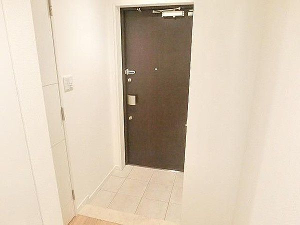 玄関　写真は同タイプ住居です。