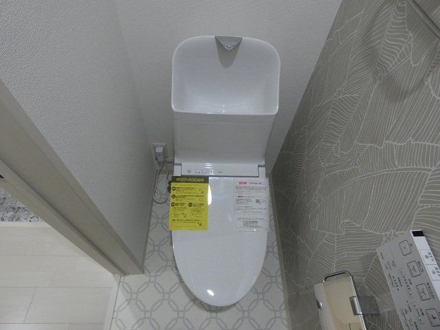トイレ　温水機能付きトイレです。