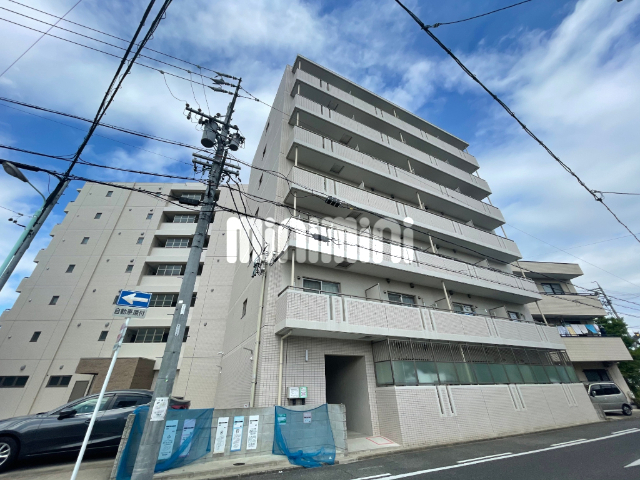 建物外観　白が基調のおしゃれな外観です