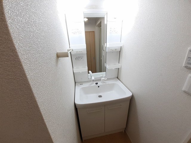 洗面設備　明るい洗面所です