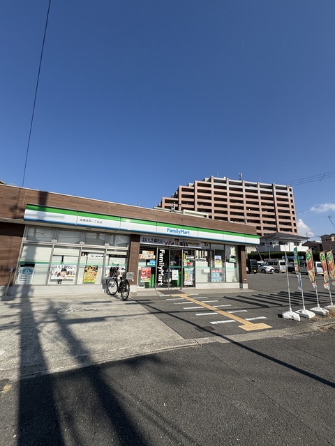 コンビニ　ファミリーマート高槻塚原一丁目店（コンビニ）まで888m