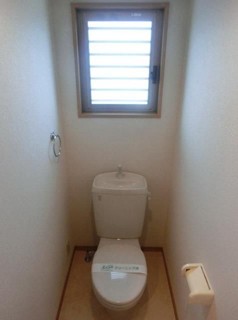 トイレ　窓付きトイレで換気できます