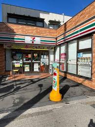 コンビニ　セブンイレブン 大田区大森北6丁目店（コンビニ）まで303m