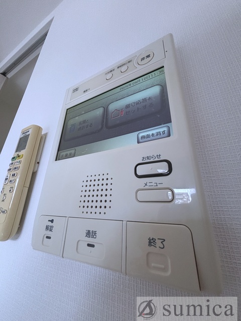 バルコニー　内装は落ち着いています。おおきな窓で明るさを演出。