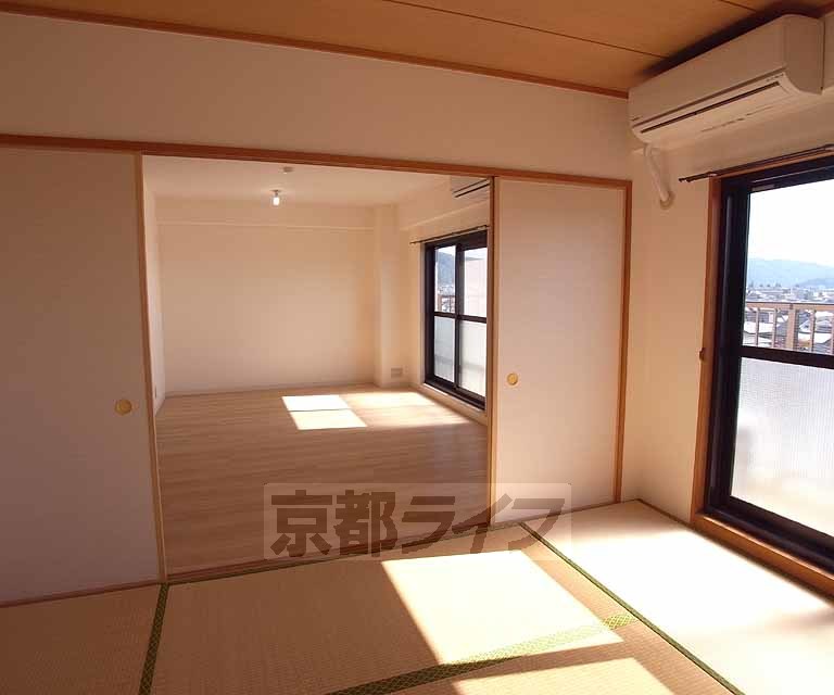 居室・リビング　南向きで、非常に明るいお部屋になります。