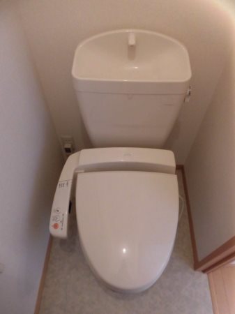 トイレ　温水洗浄便座付きで快適です。
