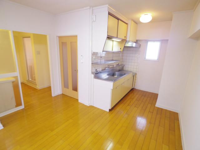 ロイヤルハイツ西田の居間写真