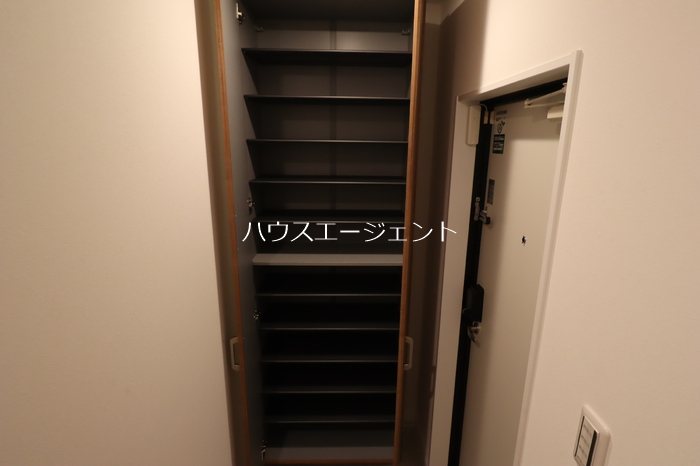 玄関　シューズボックス付きの玄関です。