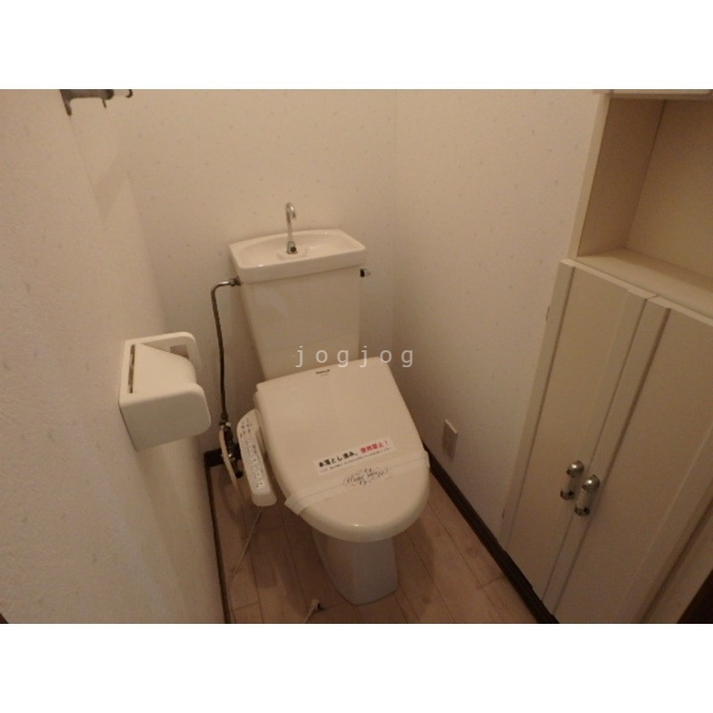トイレ　嬉しい温水洗浄便座付きのトイレです。