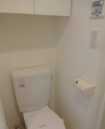 トイレ　落ち着いた色調のトイレです