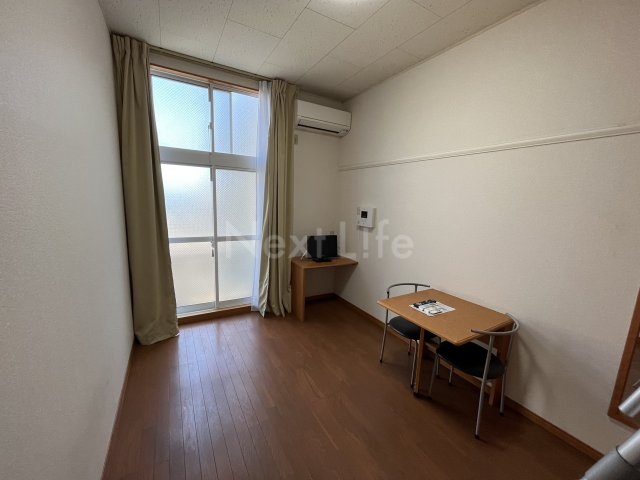 レオパレス伊奈平の居間写真