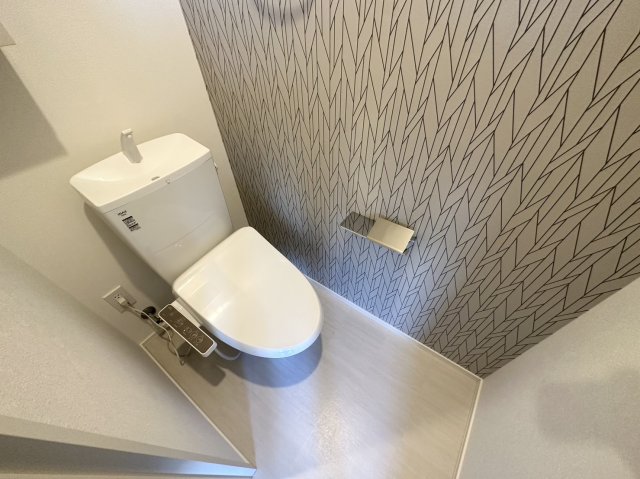 トイレ　温水洗浄便座付きのトイレです♪