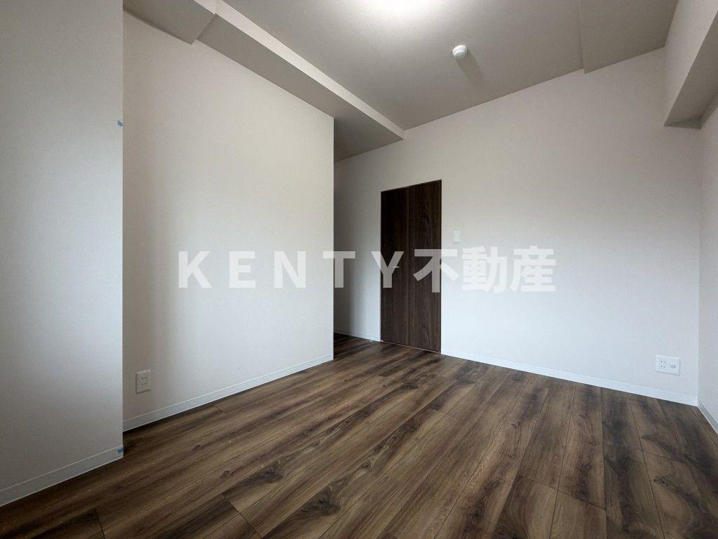 その他部屋・スペース　落ち着いた色調の寝室です