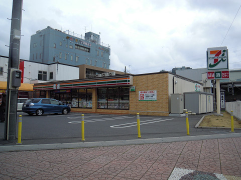 コンビニ　セブンイレブン吉川駅北口店（コンビニ）まで701m