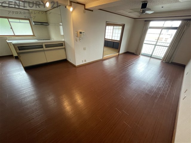 居室・リビング　明るく広々としたリビングです♪
