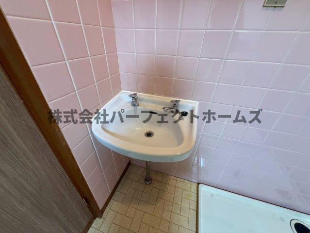 洗面設備　独立洗面化粧台が付いています