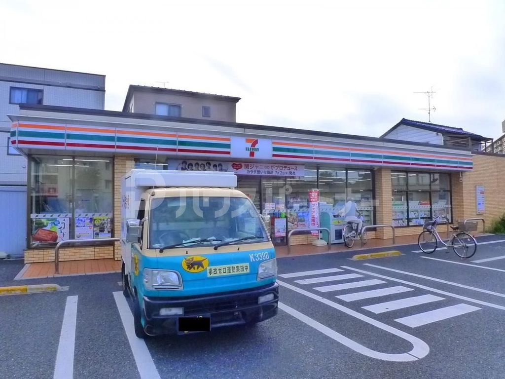 コンビニ　セブンイレブン西新井駅東店（コンビニ）まで210m