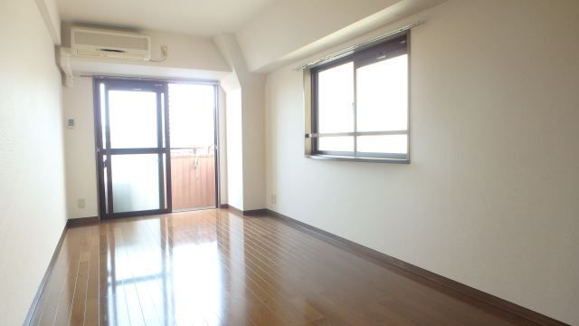 居室・リビング　角部屋で２面採光。明るいお部屋で風も通ります