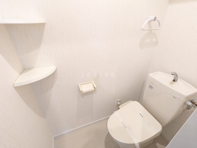 トイレ　嬉しい温水洗浄便座付きのトイレです。