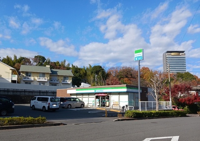 コンビニ　ファミリーマート（コンビニ）まで300m