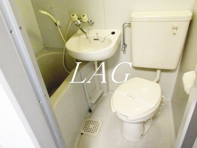 小田急線 喜多見駅 徒歩6分 2階建 築33年のトイレ写真