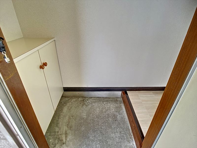 玄関　※写真は同物件の別部屋です
