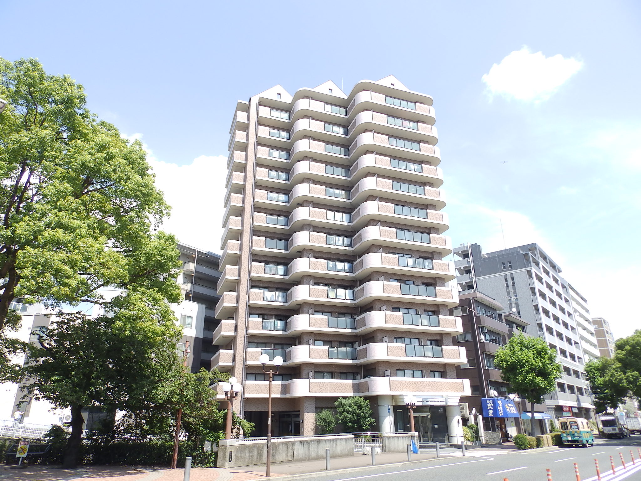 建物外観　駅近、分譲マンションです