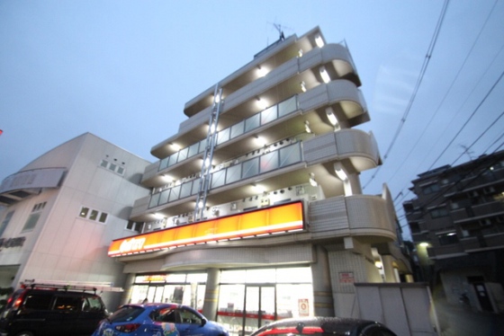 広島市東区中山南のマンションの建物外観