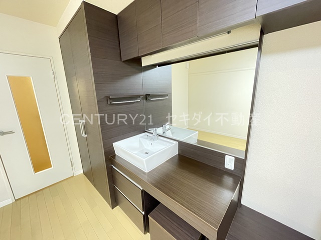 洗面設備　大きな鏡のついた洗面化粧台