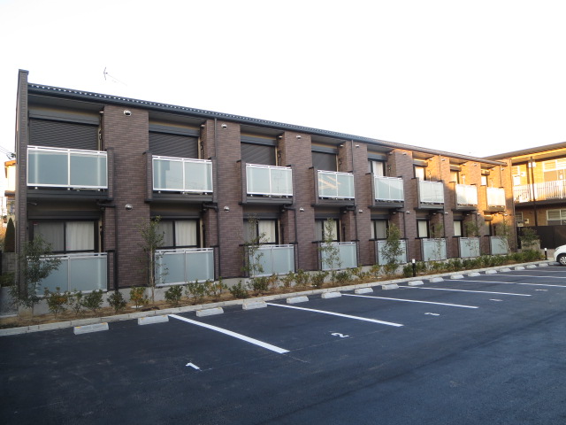 駐車場　敷地内に駐車場があり、とても便利です！広い駐車場ですよ♪