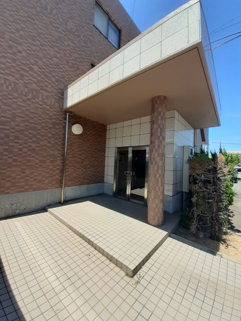 【高松市郷東町のマンションのエントランス】