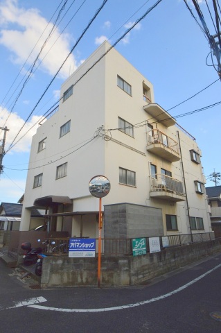 【岡山市北区津倉町のマンションの建物外観】