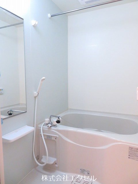 バス・シャワールーム　追焚き機能付きの浴室です。