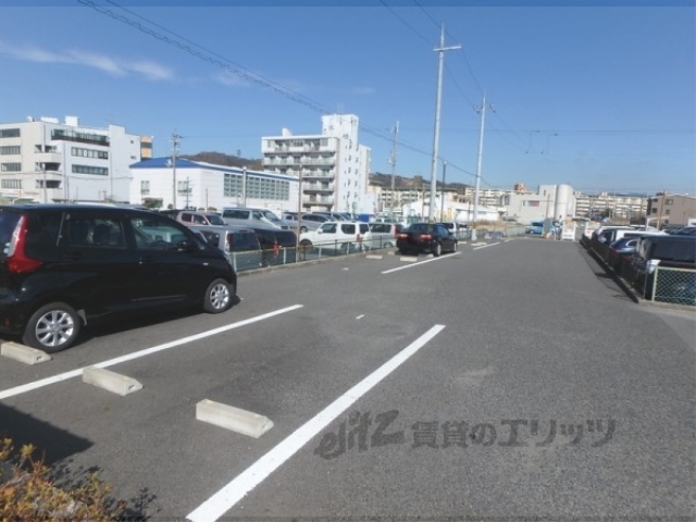 【京都市伏見区石田森南町のアパートの駐車場】