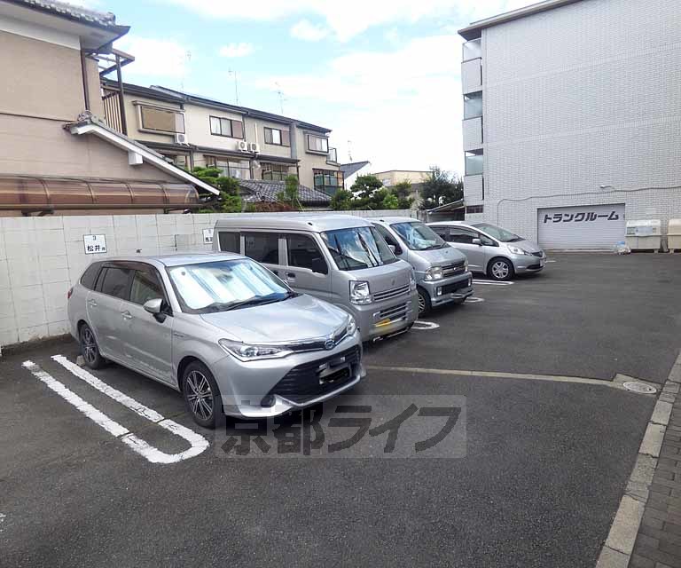 【京都市右京区太秦前ノ田町のマンションの駐車場】