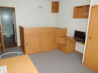 居室・リビング　ベッドの下も収納です。