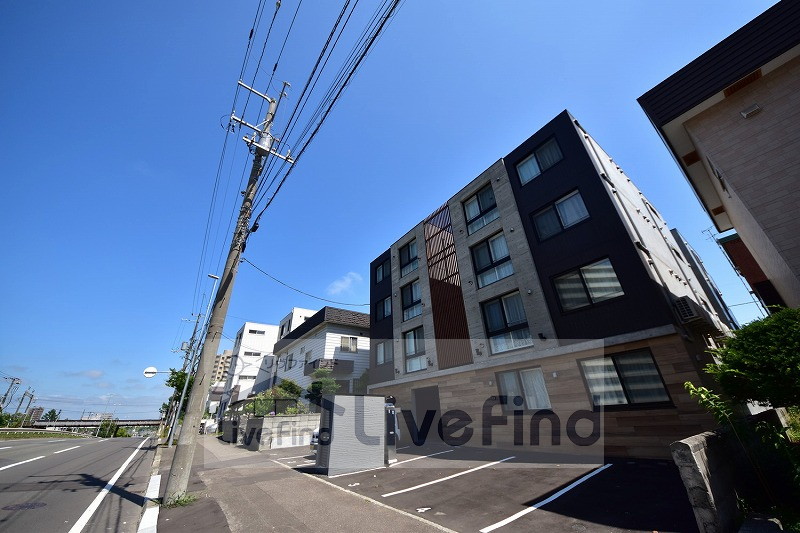 札幌市厚別区青葉町のマンションの建物外観