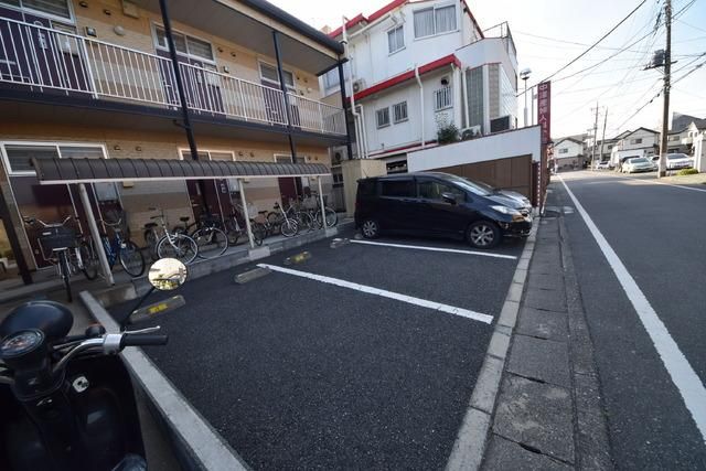 【坂戸市南町のアパートの駐車場】