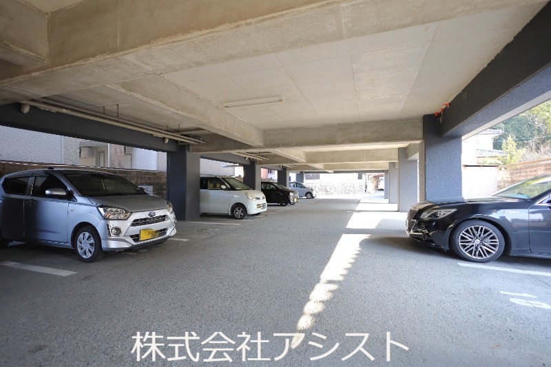 【飯塚市有安のマンションの駐車場】