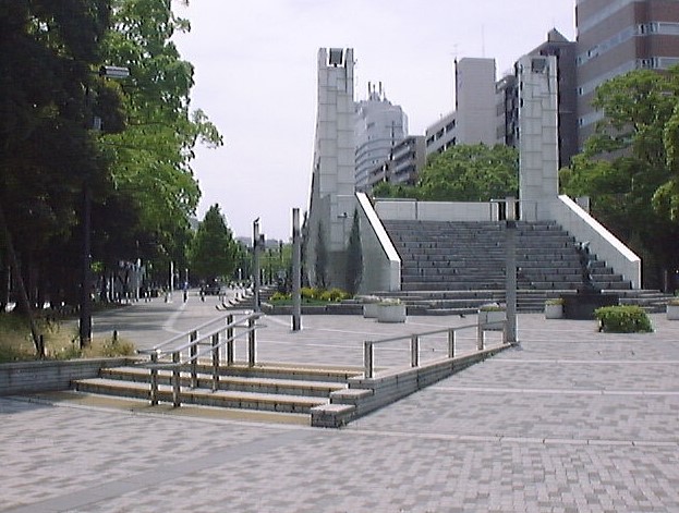 【横浜市南区新川町のマンションの公園】