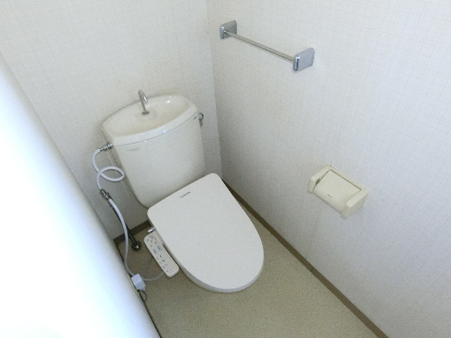 トイレ　温水洗浄機能付きのトイレです。